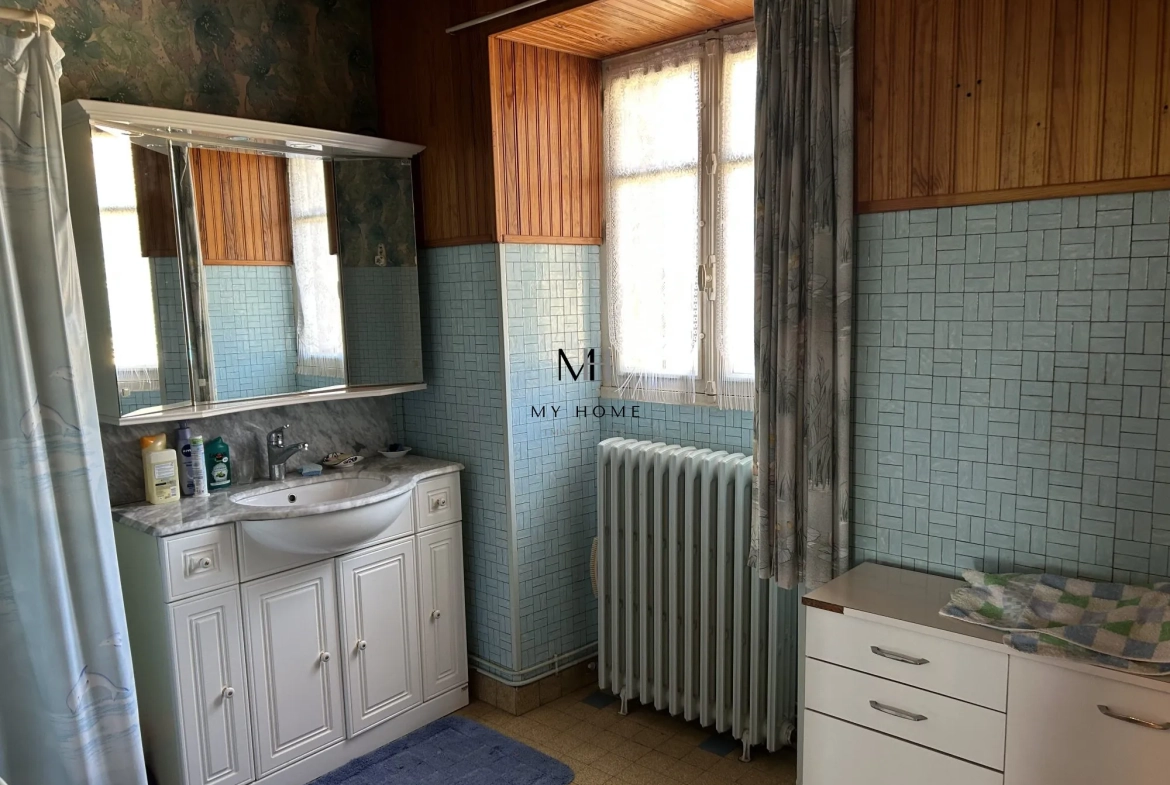 Maison à vendre dans les Alpes Mancelles avec dépendance, garage et jardin clos 
