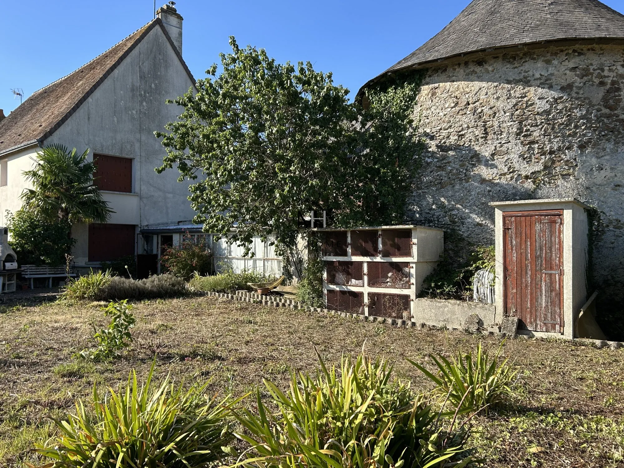 Maison à vendre dans les Alpes Mancelles avec dépendance, garage et jardin clos 