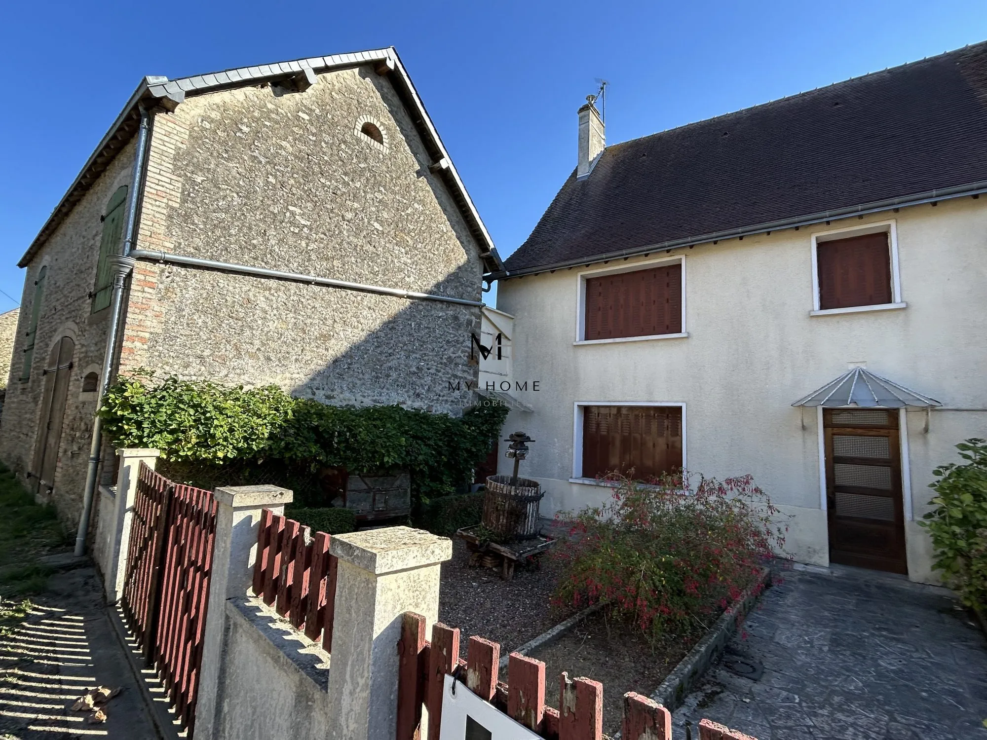 Maison à vendre dans les Alpes Mancelles avec dépendance, garage et jardin clos 
