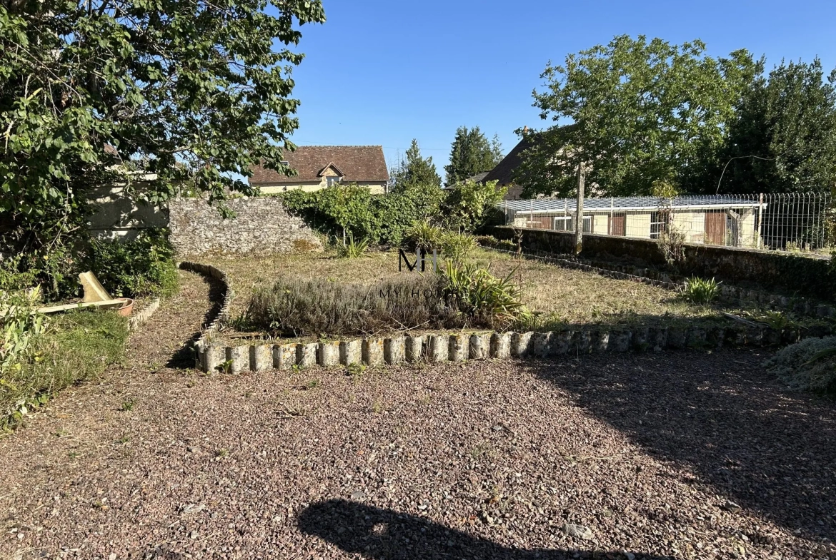 Maison à vendre dans les Alpes Mancelles avec dépendance, garage et jardin clos 
