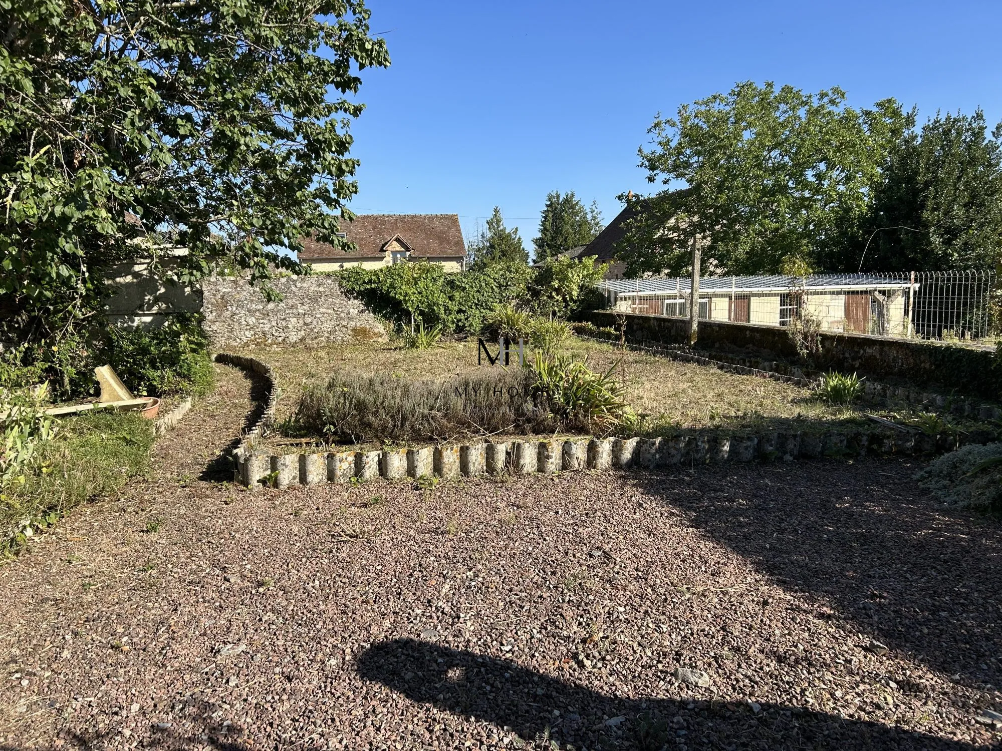 Maison à vendre dans les Alpes Mancelles avec dépendance, garage et jardin clos 