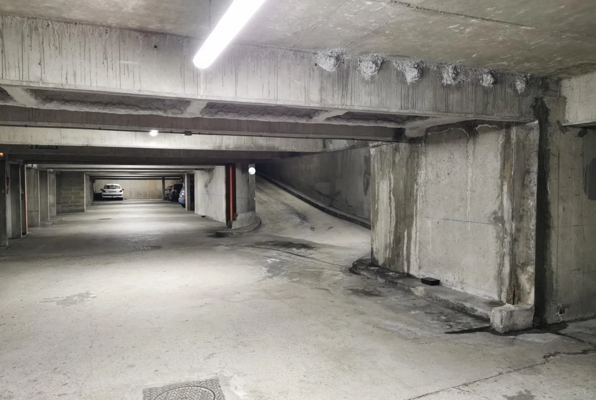 Place de parking sécurisée à Paris 19ème avec arceau et gardien 