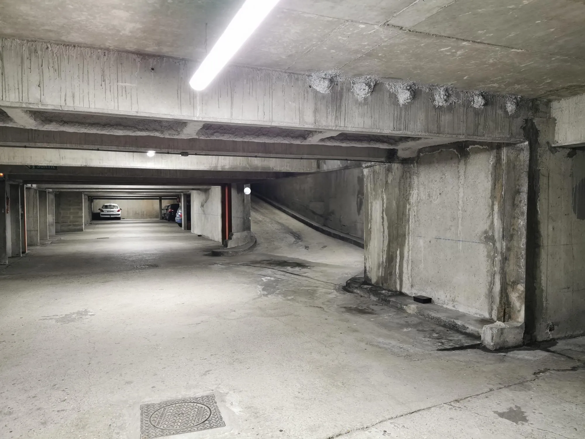 Place de parking sécurisée à Paris 19ème avec arceau et gardien 