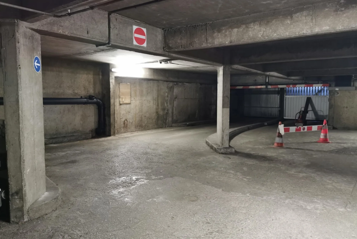 Place de parking sécurisée à Paris 19ème avec arceau et gardien 