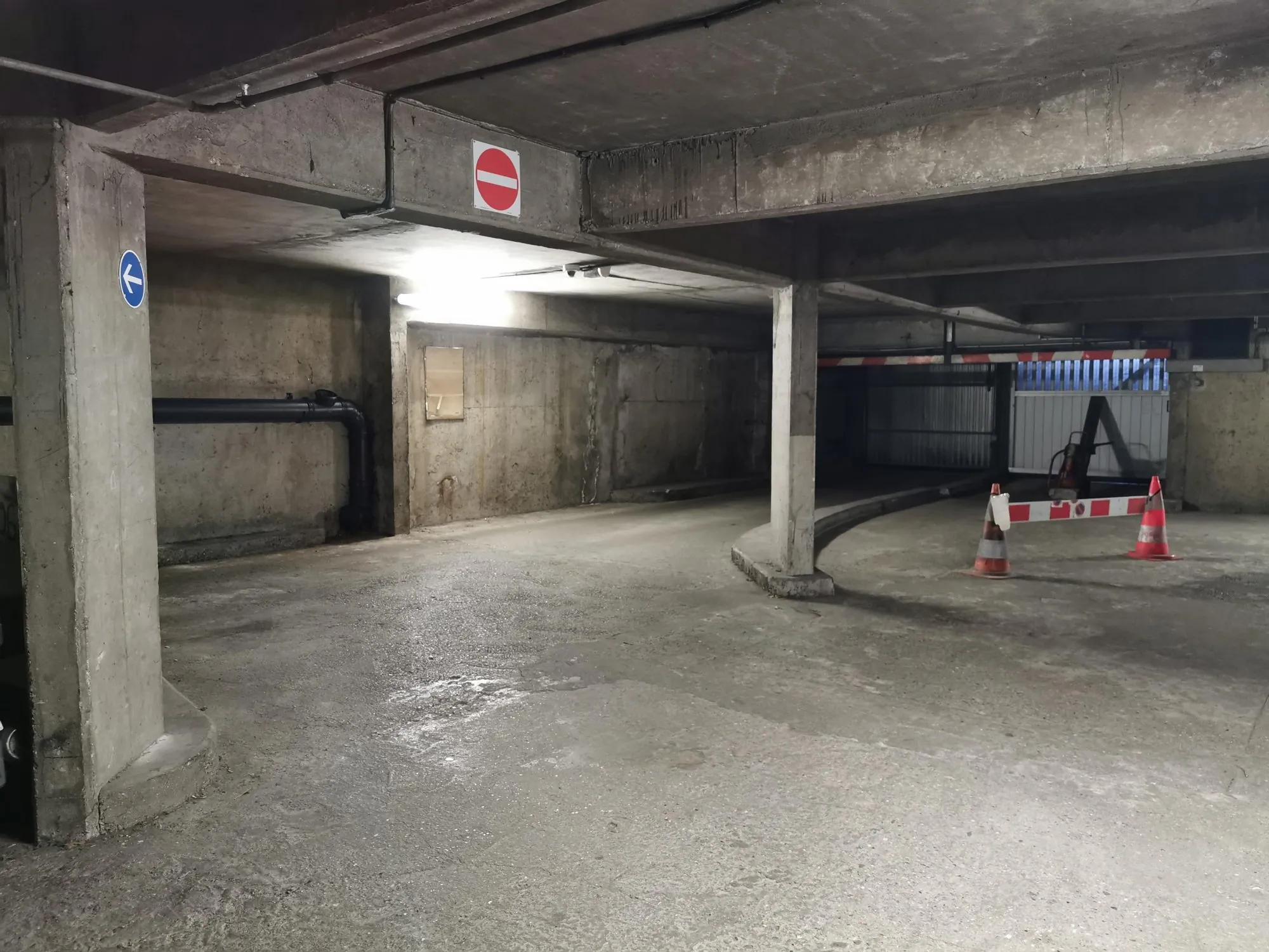Place de parking sécurisée à Paris 19ème avec arceau et gardien 