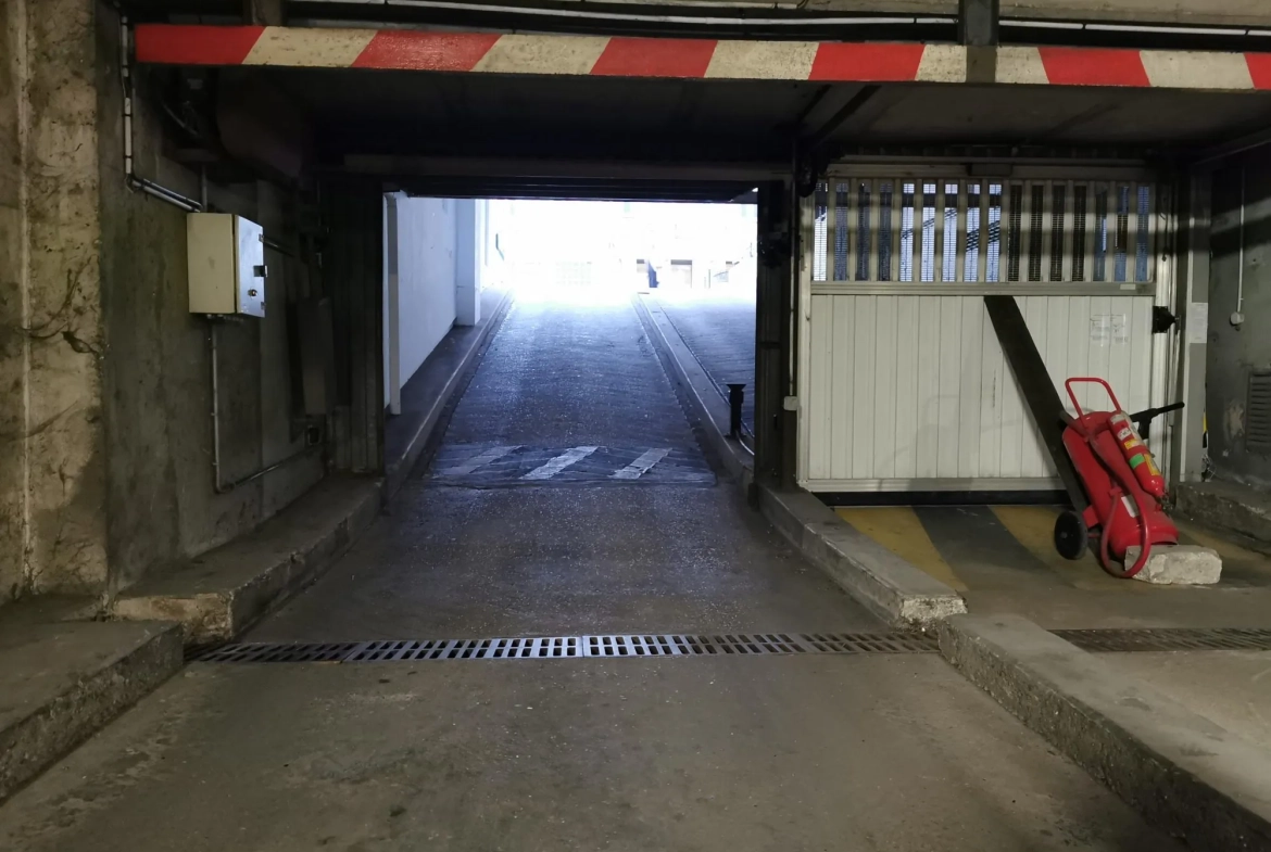 Place de parking sécurisée à Paris 19ème avec arceau et gardien 
