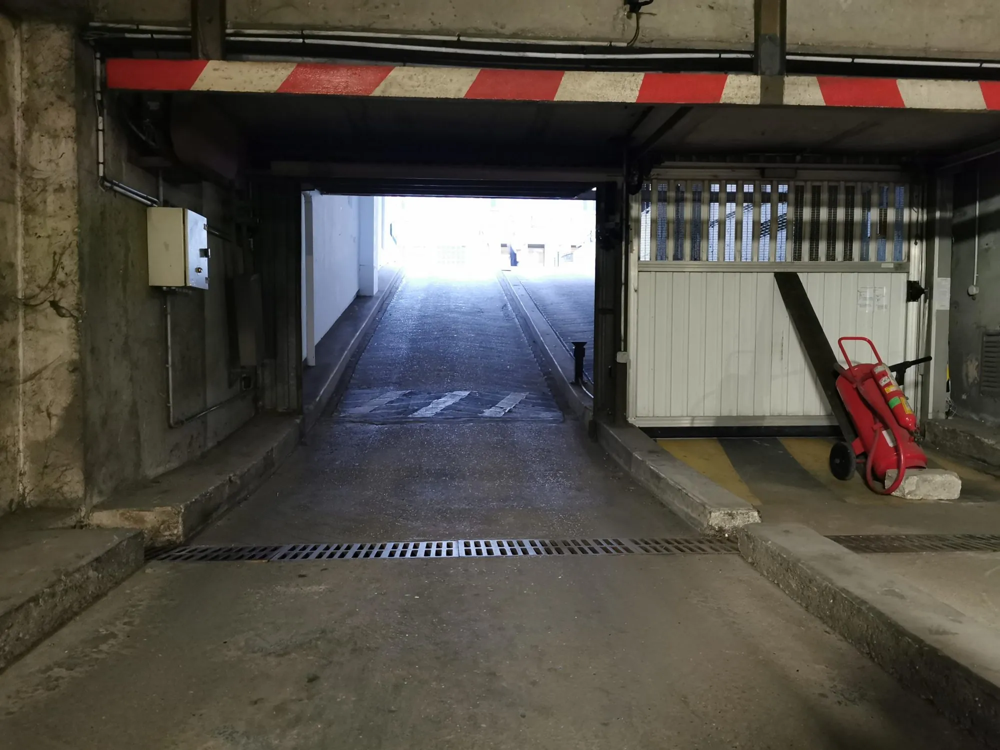 Place de parking sécurisée à Paris 19ème avec arceau et gardien 
