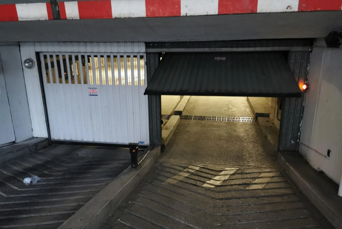 Place de parking sécurisée à Paris 19ème avec arceau et gardien 