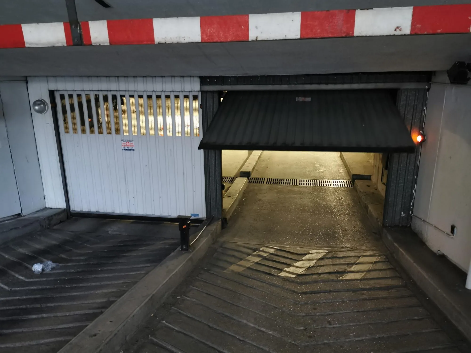 Place de parking sécurisée à Paris 19ème avec arceau et gardien 