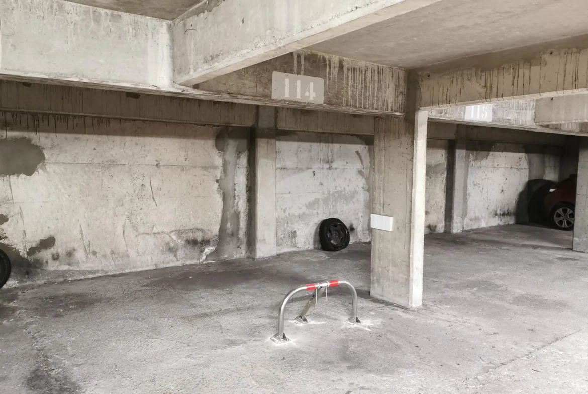 Place de parking sécurisée à Paris 19ème avec arceau et gardien 