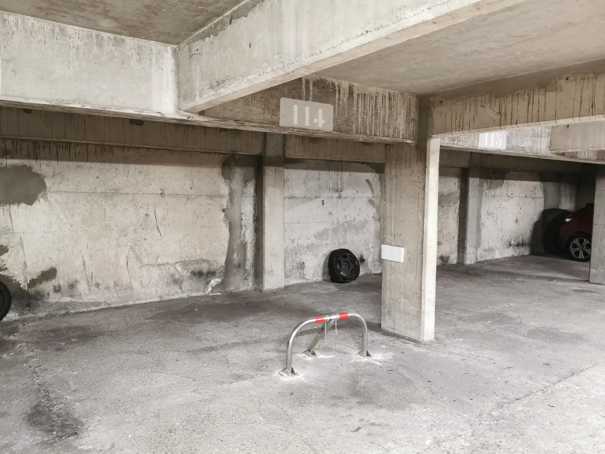 Place de parking sécurisée à Paris 19ème avec arceau et gardien 