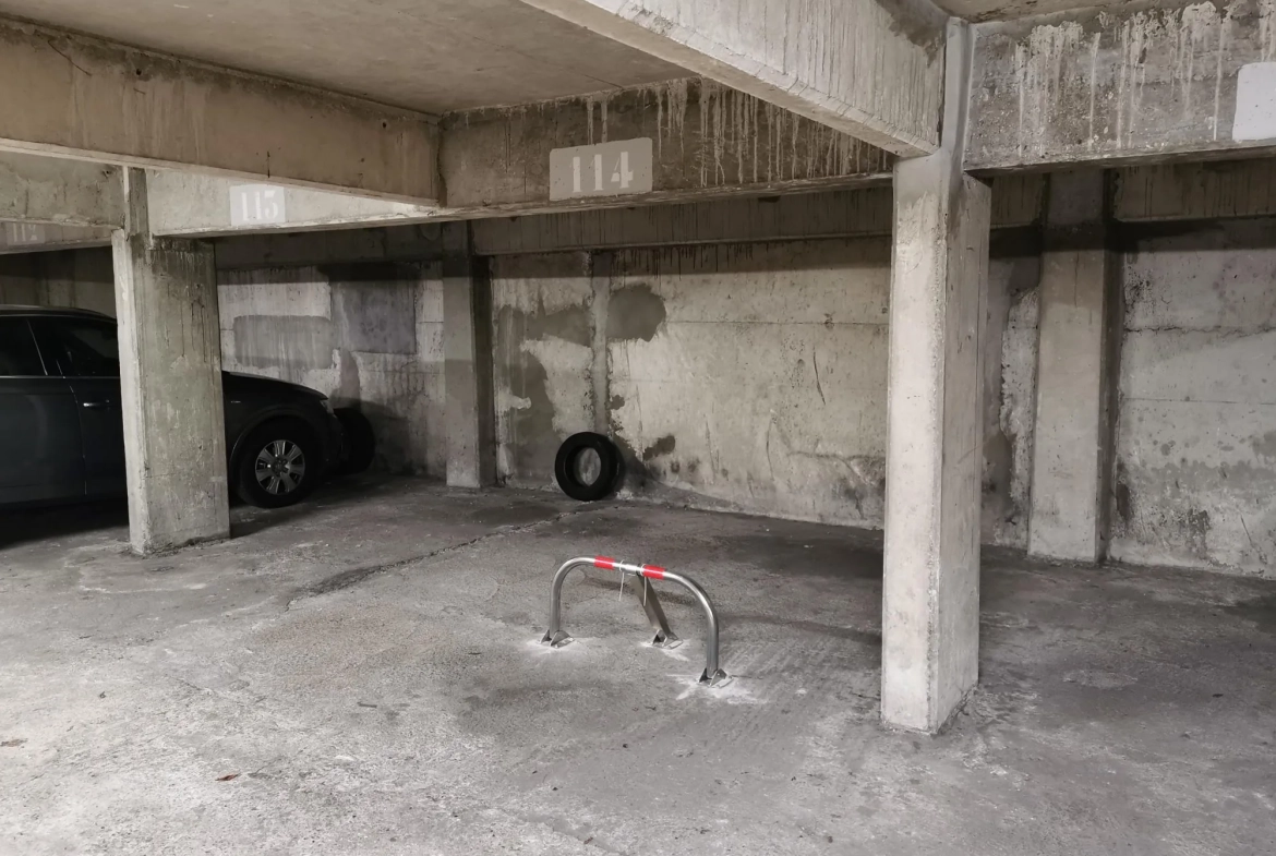 Place de parking sécurisée à Paris 19ème avec arceau et gardien 