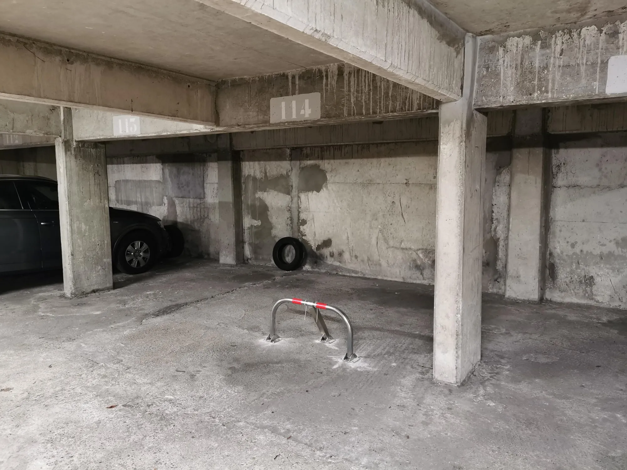 Place de parking sécurisée à Paris 19ème avec arceau et gardien 