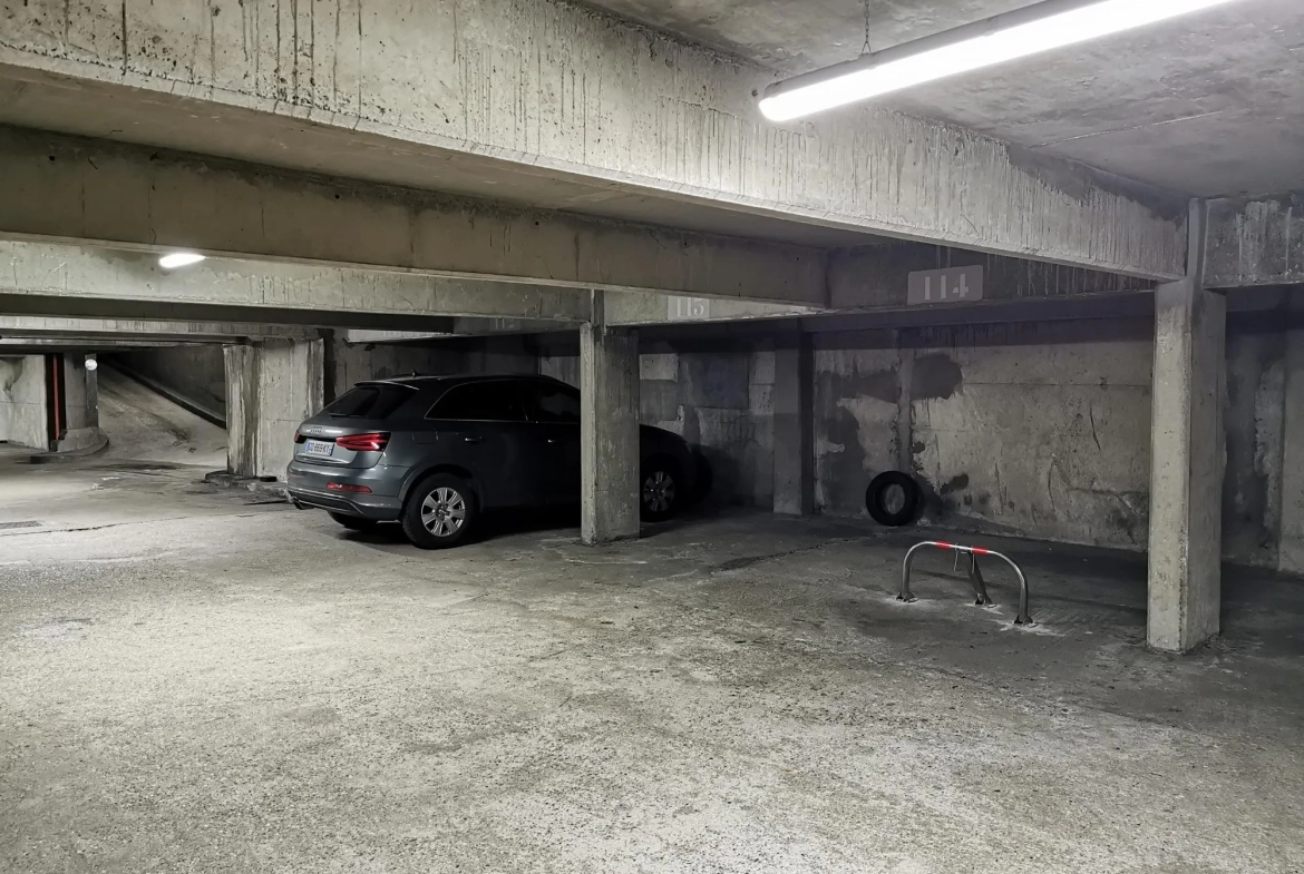 Place de parking sécurisée à Paris 19ème avec arceau et gardien 
