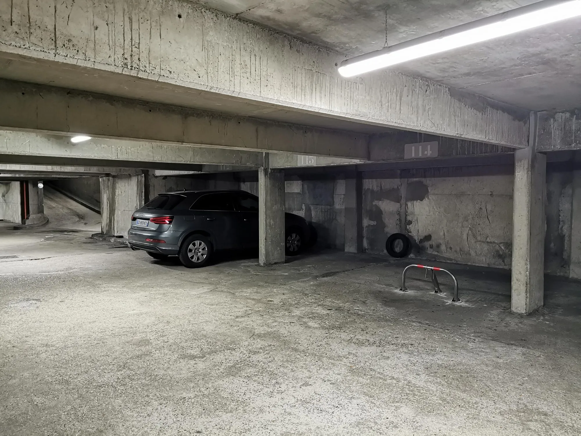 Place de parking sécurisée à Paris 19ème avec arceau et gardien 