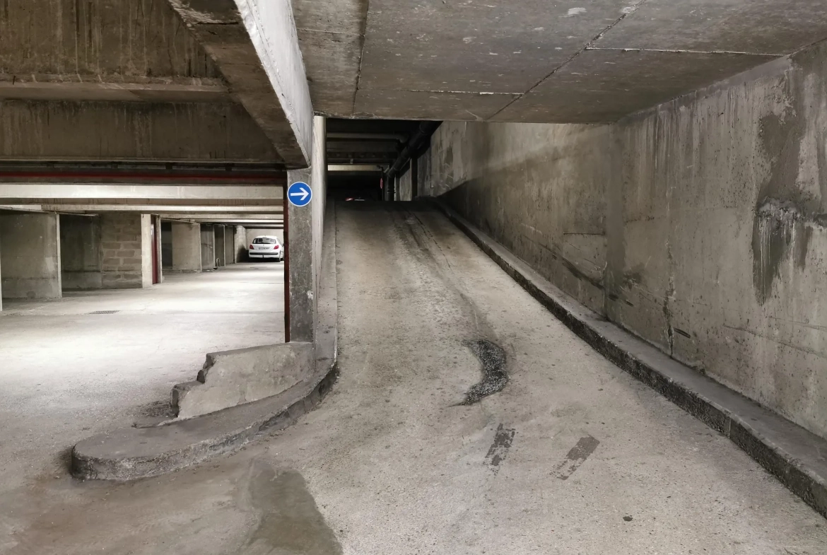 Place de parking sécurisée à Paris 19ème avec arceau et gardien 