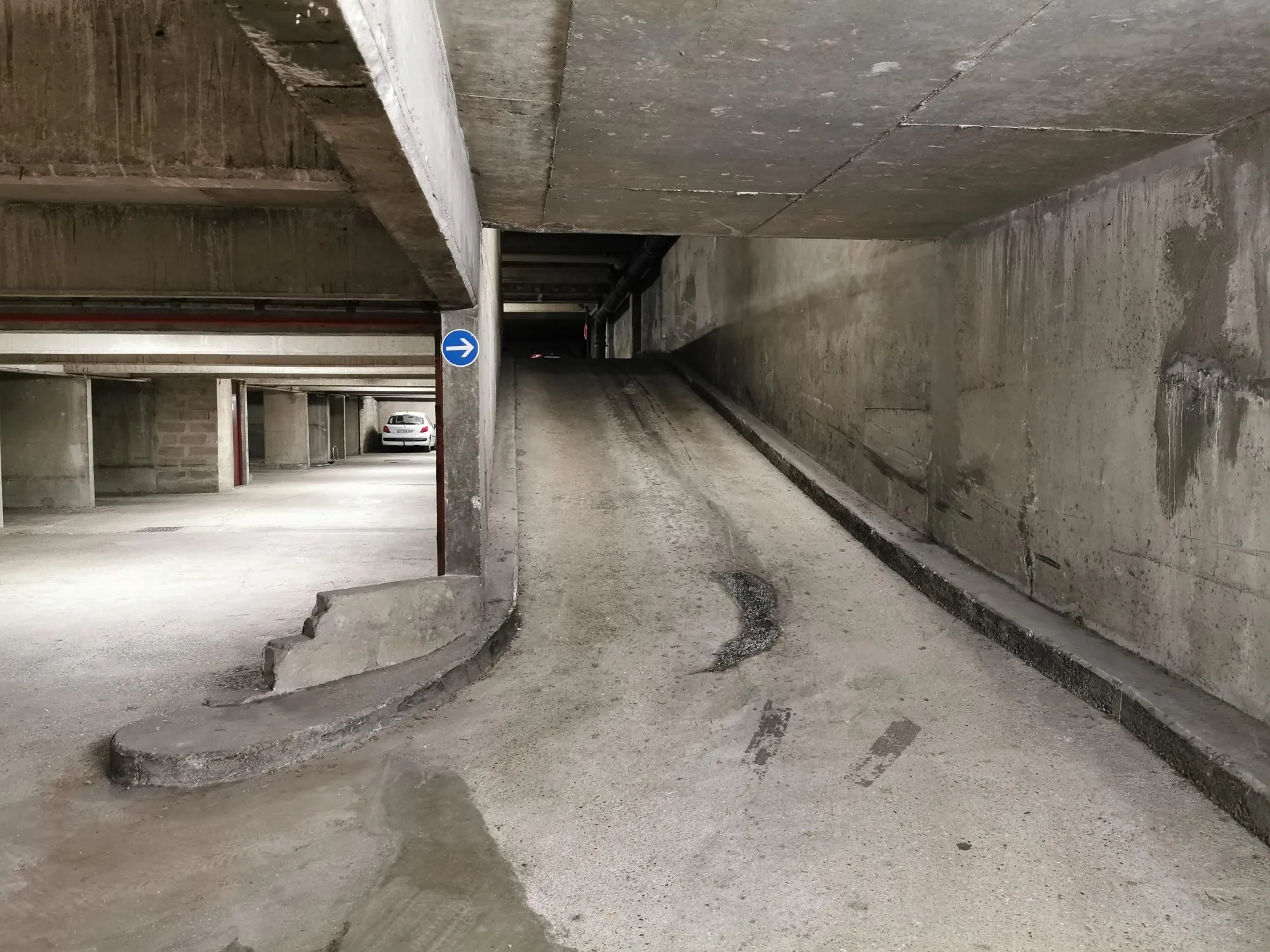 Place de parking sécurisée à Paris 19ème avec arceau et gardien 
