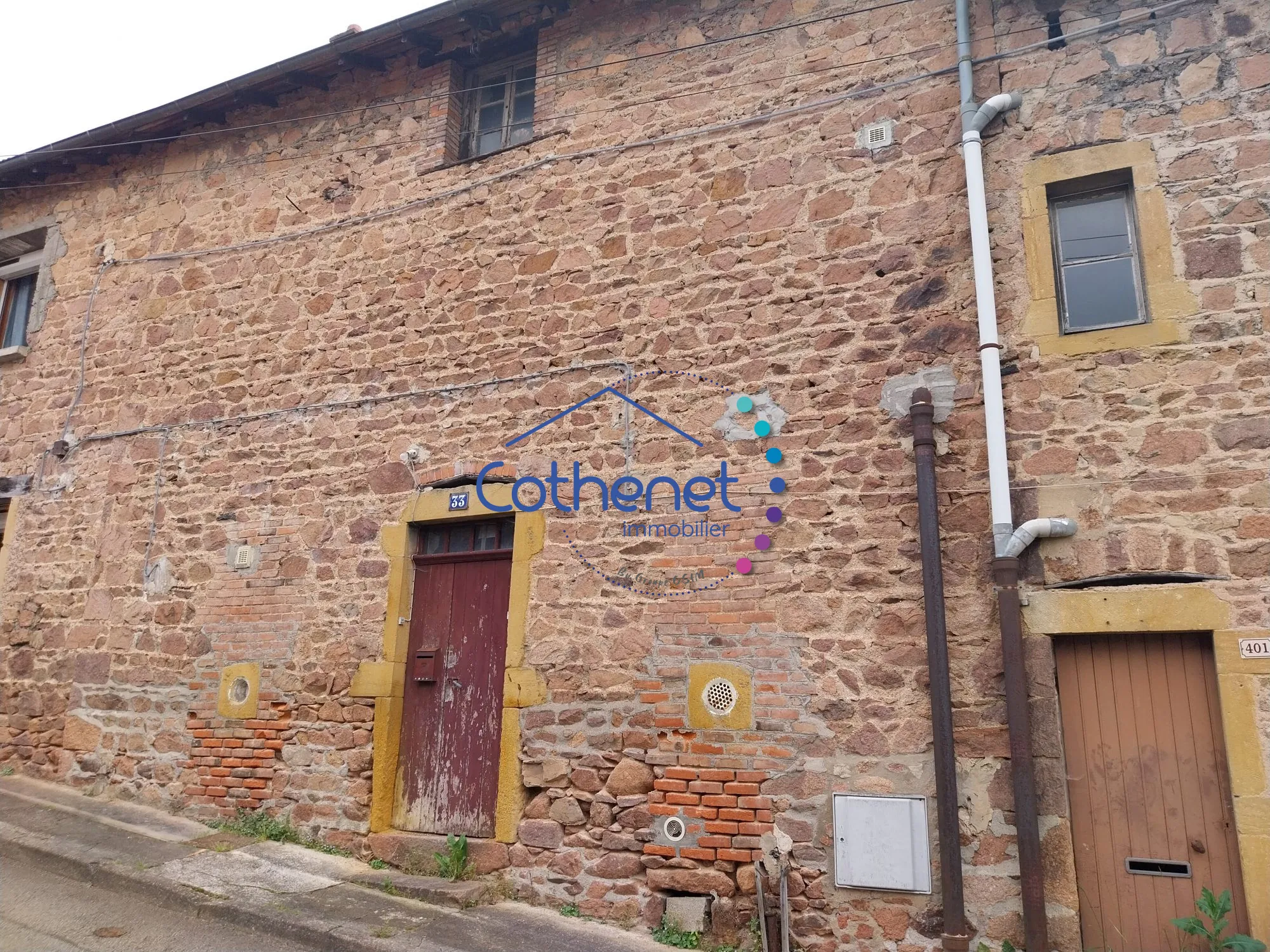 Maison à rénover à Cours - Opportunité d'investissement avec fort potentiel 
