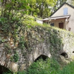 Maison en pierre avec terrain boisé dans la vallée du Tarn à Trebas