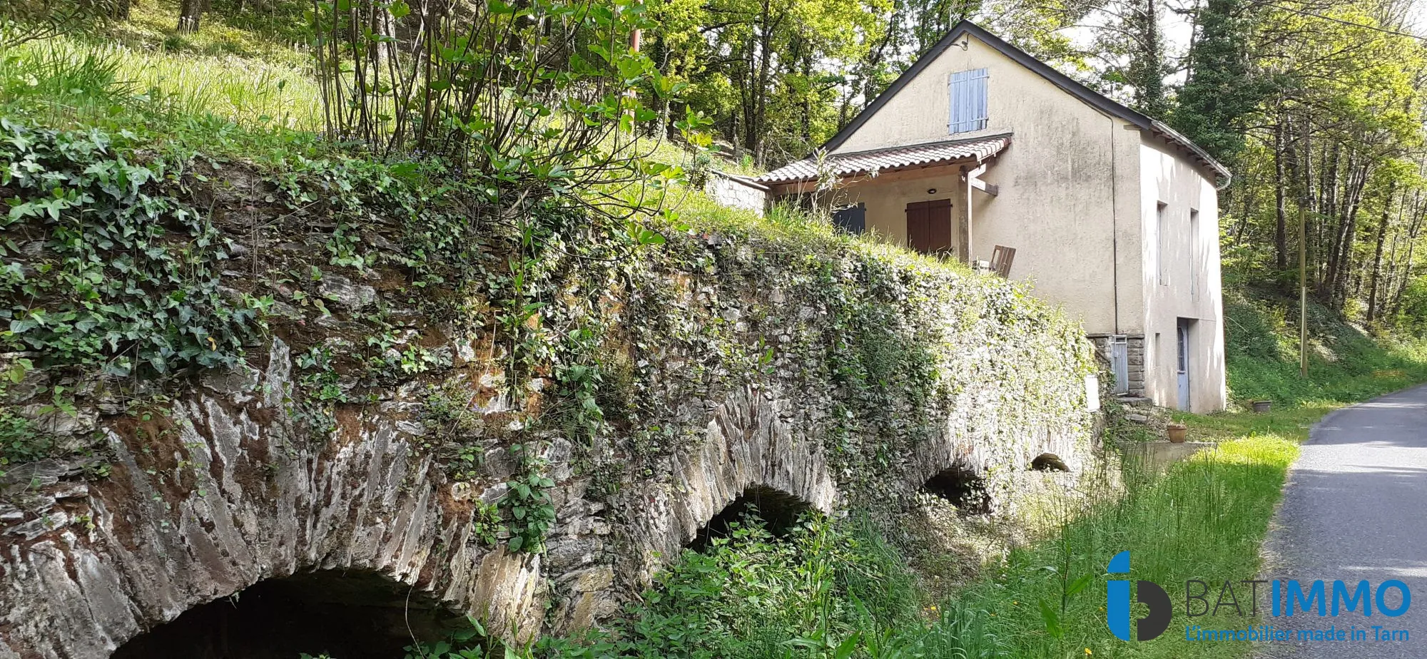 Maison en pierre avec terrain boisé dans la vallée du Tarn à Trebas 