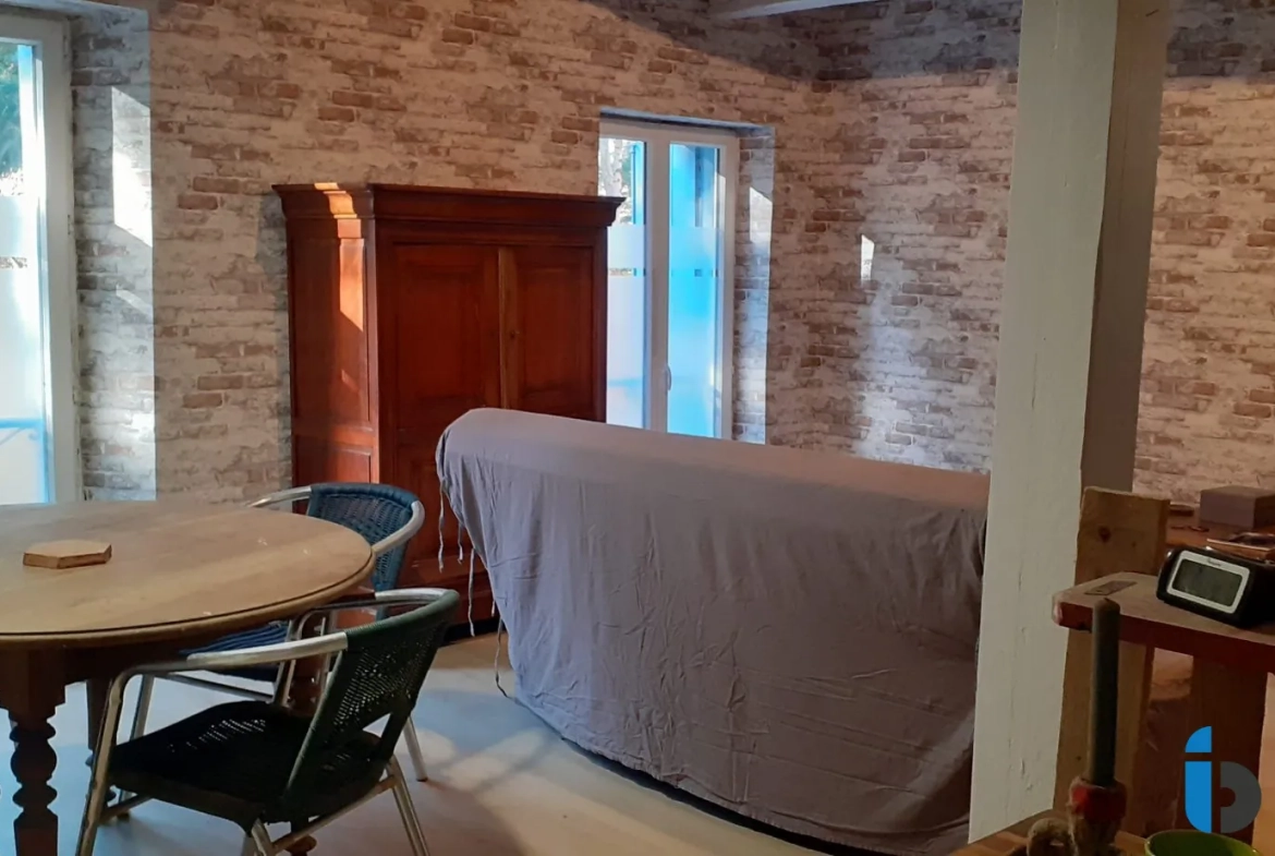 Maison en pierre avec terrain boisé dans la vallée du Tarn à Trebas 
