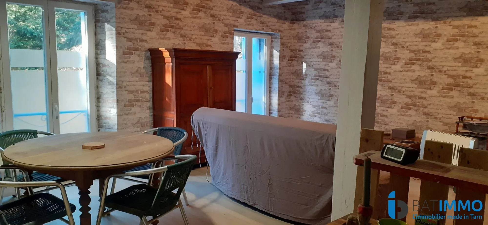 Maison en pierre avec terrain boisé dans la vallée du Tarn à Trebas 