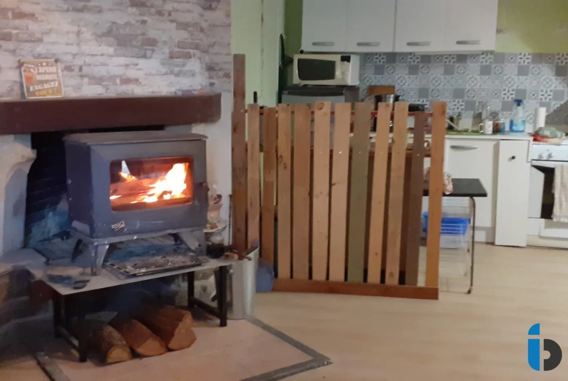 Maison en pierre avec terrain boisé dans la vallée du Tarn à Trebas 