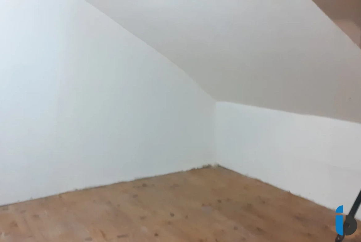 Maison en pierre avec terrain boisé dans la vallée du Tarn à Trebas 