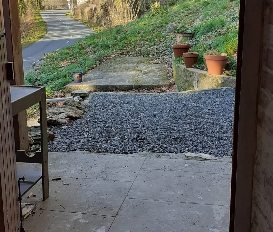 Maison en pierre avec terrain boisé dans la vallée du Tarn à Trebas 