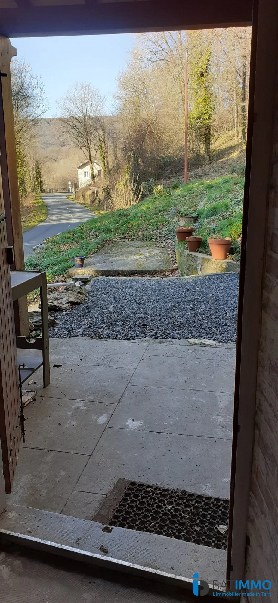 Maison en pierre avec terrain boisé dans la vallée du Tarn à Trebas 