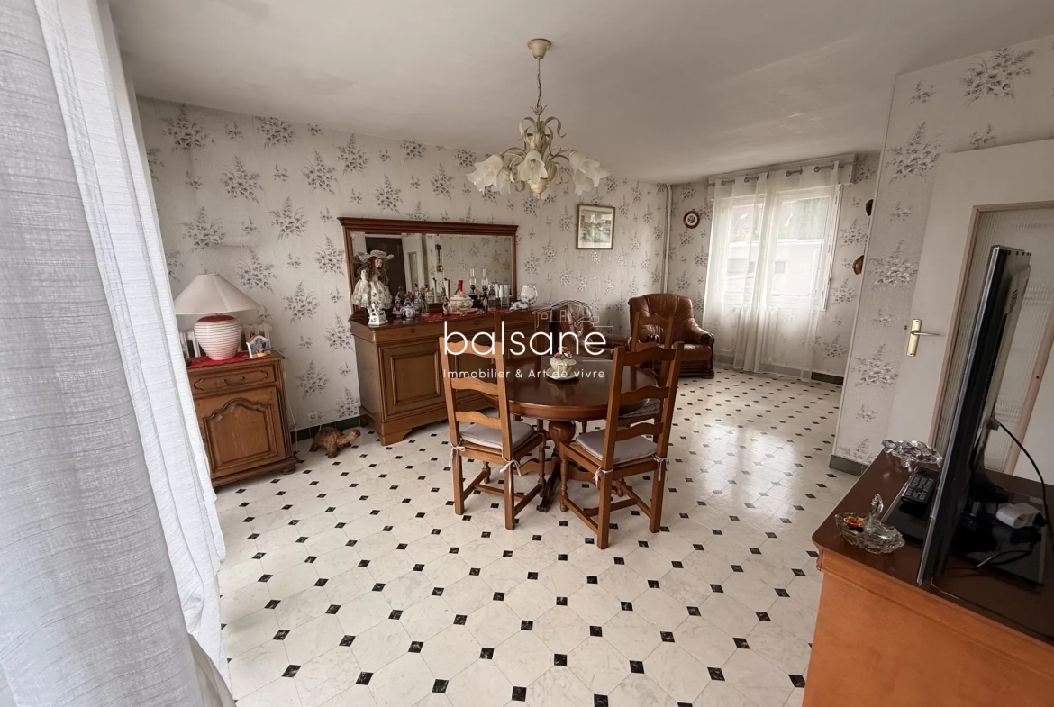 Maison familiale à vendre à Saint-Étienne-du-Rouvray - Calme, espace et potentiel 