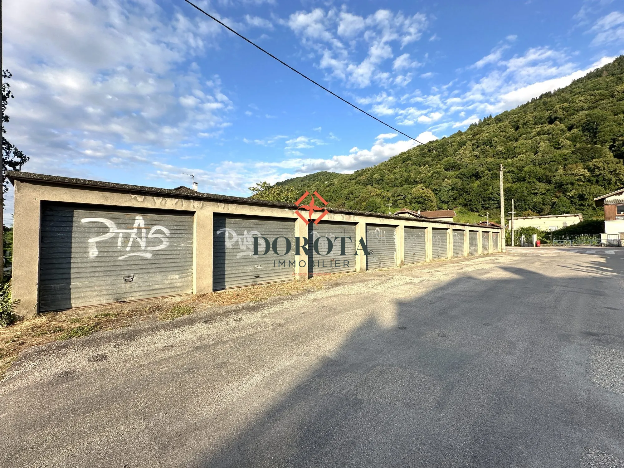 Garage à vendre de 14 m² à Villard-Bonnot - Parking sécurisé 