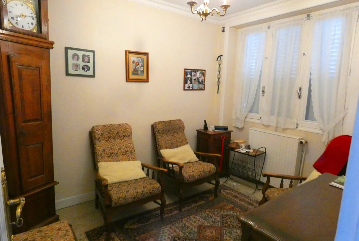 Maison en pierre avec grand terrain et potentiel d'aménagement à Jussac 