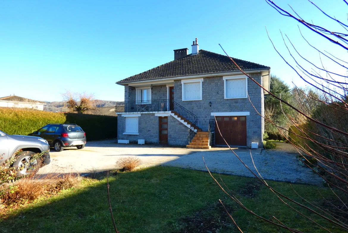 Maison en pierre avec grand terrain et potentiel d'aménagement à Jussac 