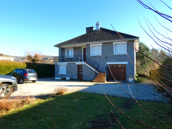 Maison en pierre avec grand terrain et potentiel d'aménagement à Jussac