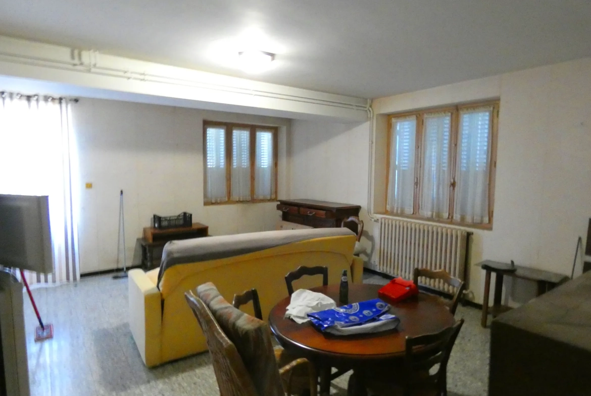 Maison en pierre avec grand terrain et potentiel d'aménagement à Jussac 