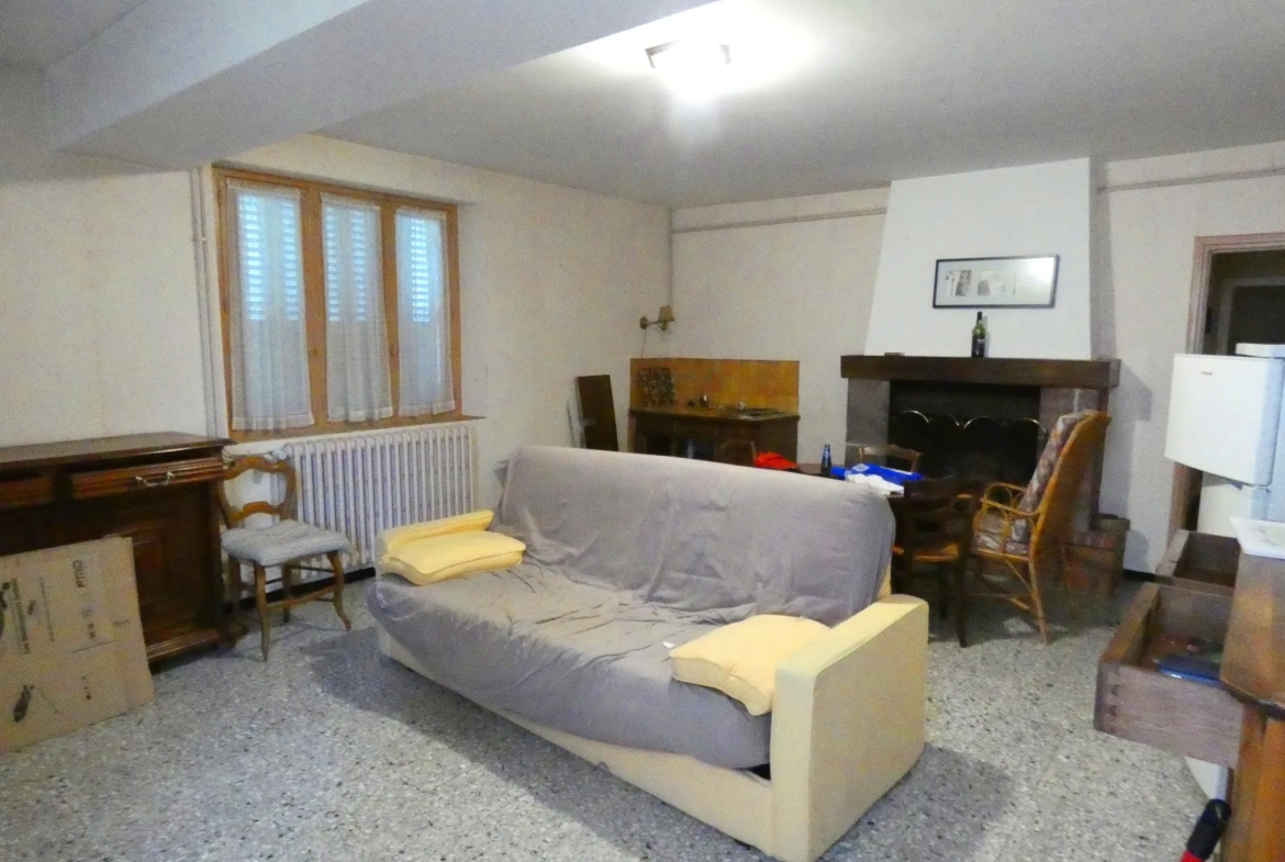 Maison en pierre avec grand terrain et potentiel d'aménagement à Jussac 