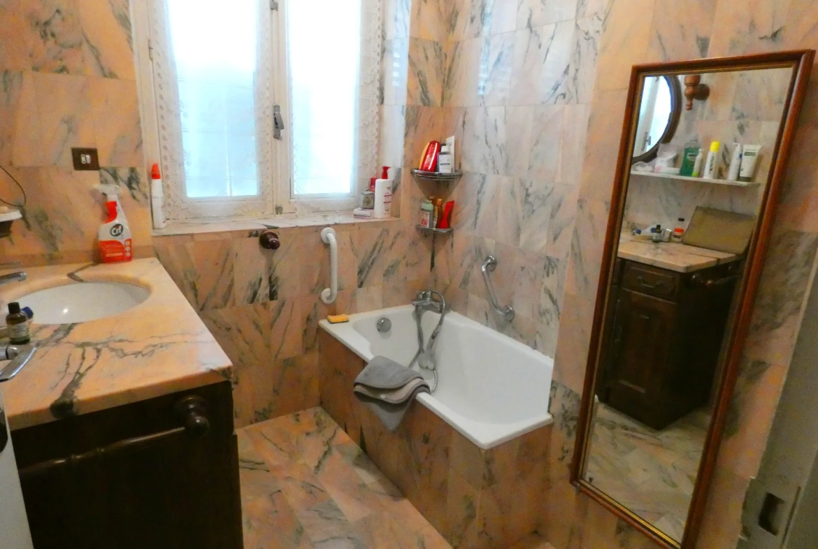 Maison en pierre avec grand terrain et potentiel d'aménagement à Jussac 