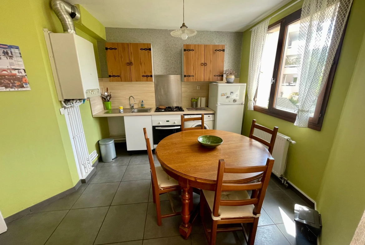 Appartement T4 à Échirolles avec balcon, cave et parking - Secteur Frange Verte / Village 