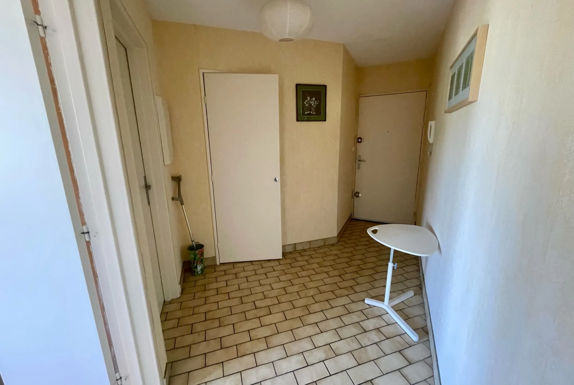 Appartement T4 à Échirolles avec balcon, cave et parking - Secteur Frange Verte / Village 
