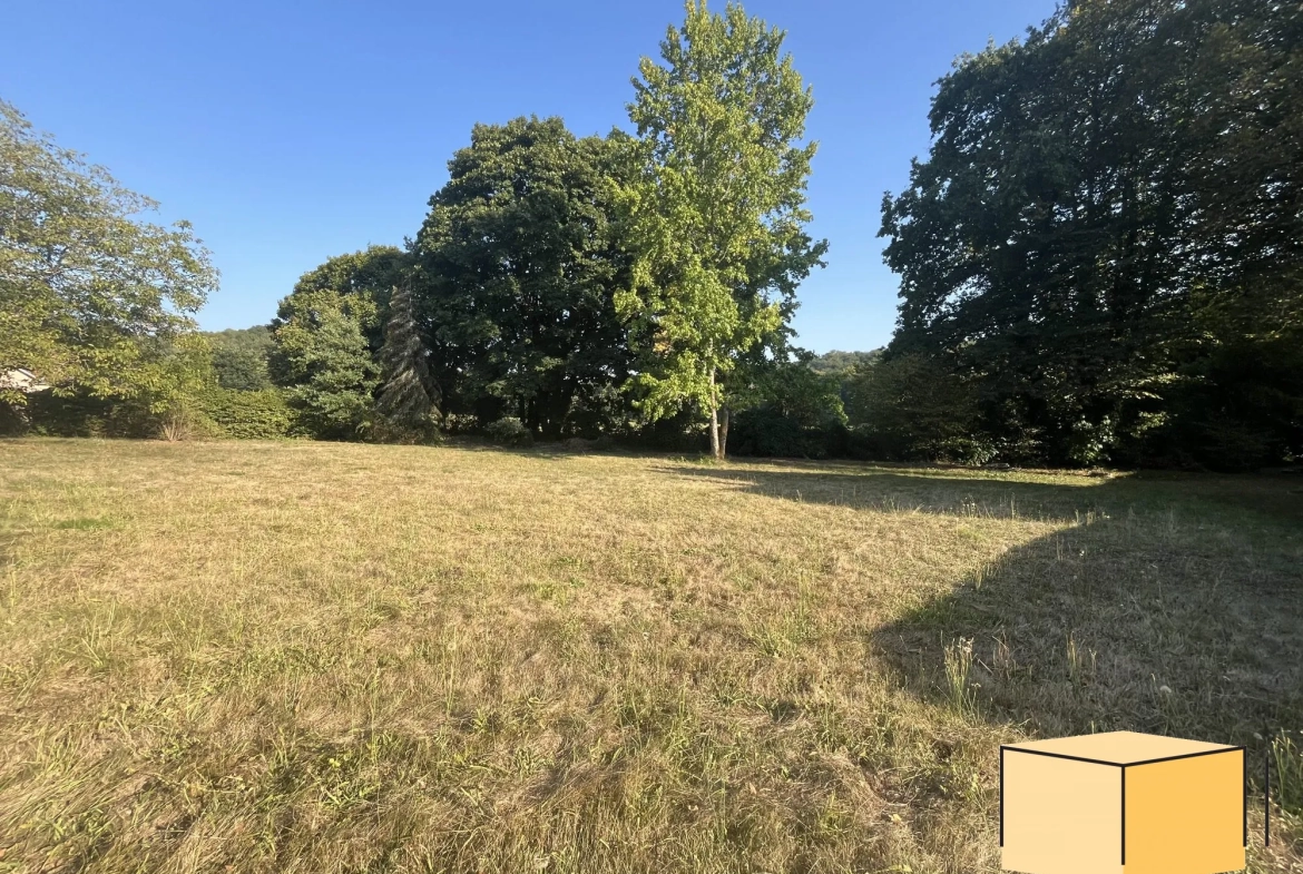 Terrain constructible de 735 m² proche de Belley en pleine nature 