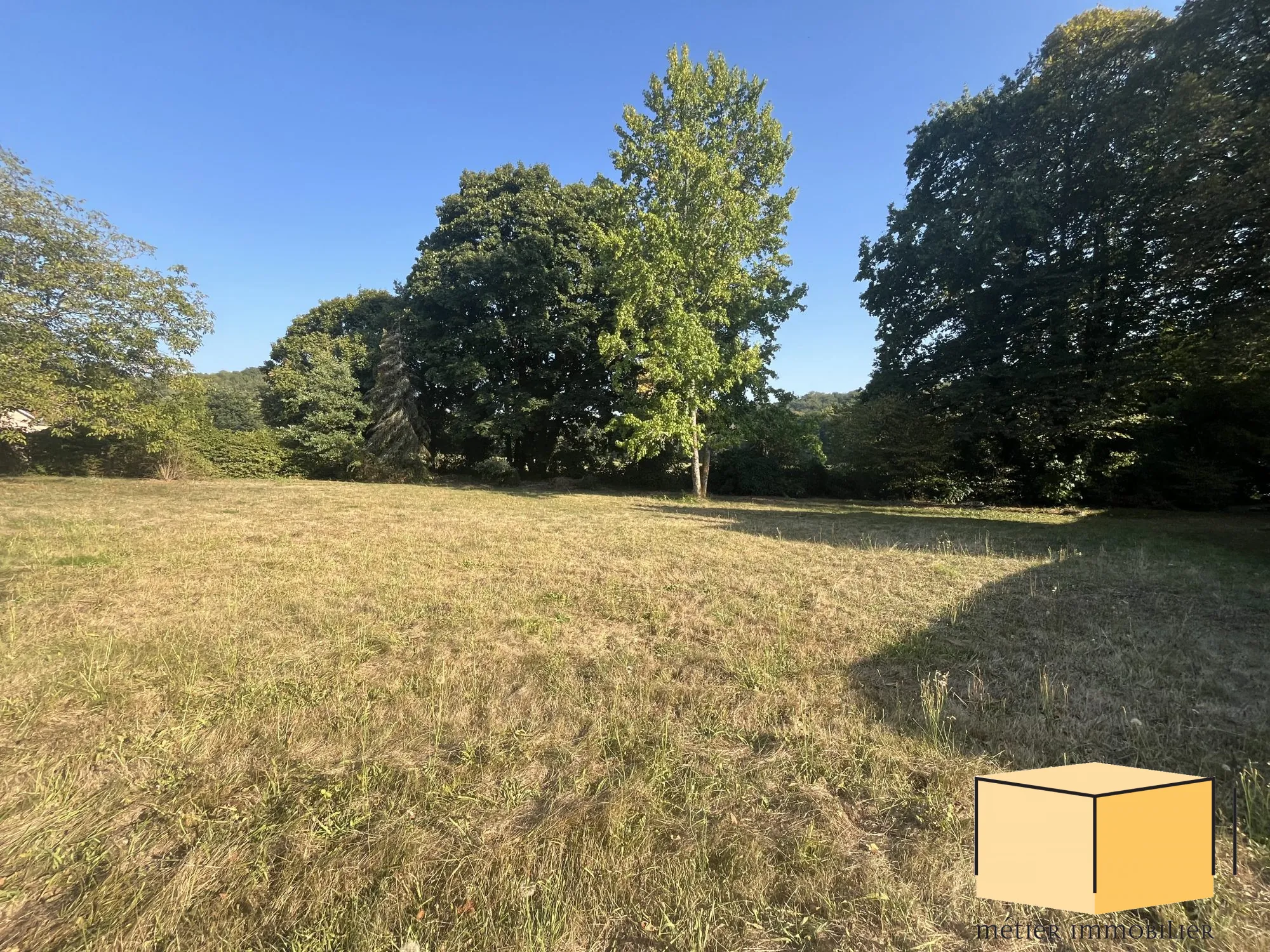 Terrain constructible de 735 m² proche de Belley en pleine nature 