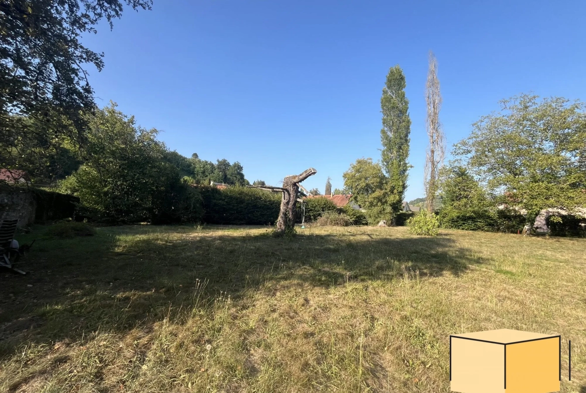 Terrain constructible de 735 m² proche de Belley en pleine nature 