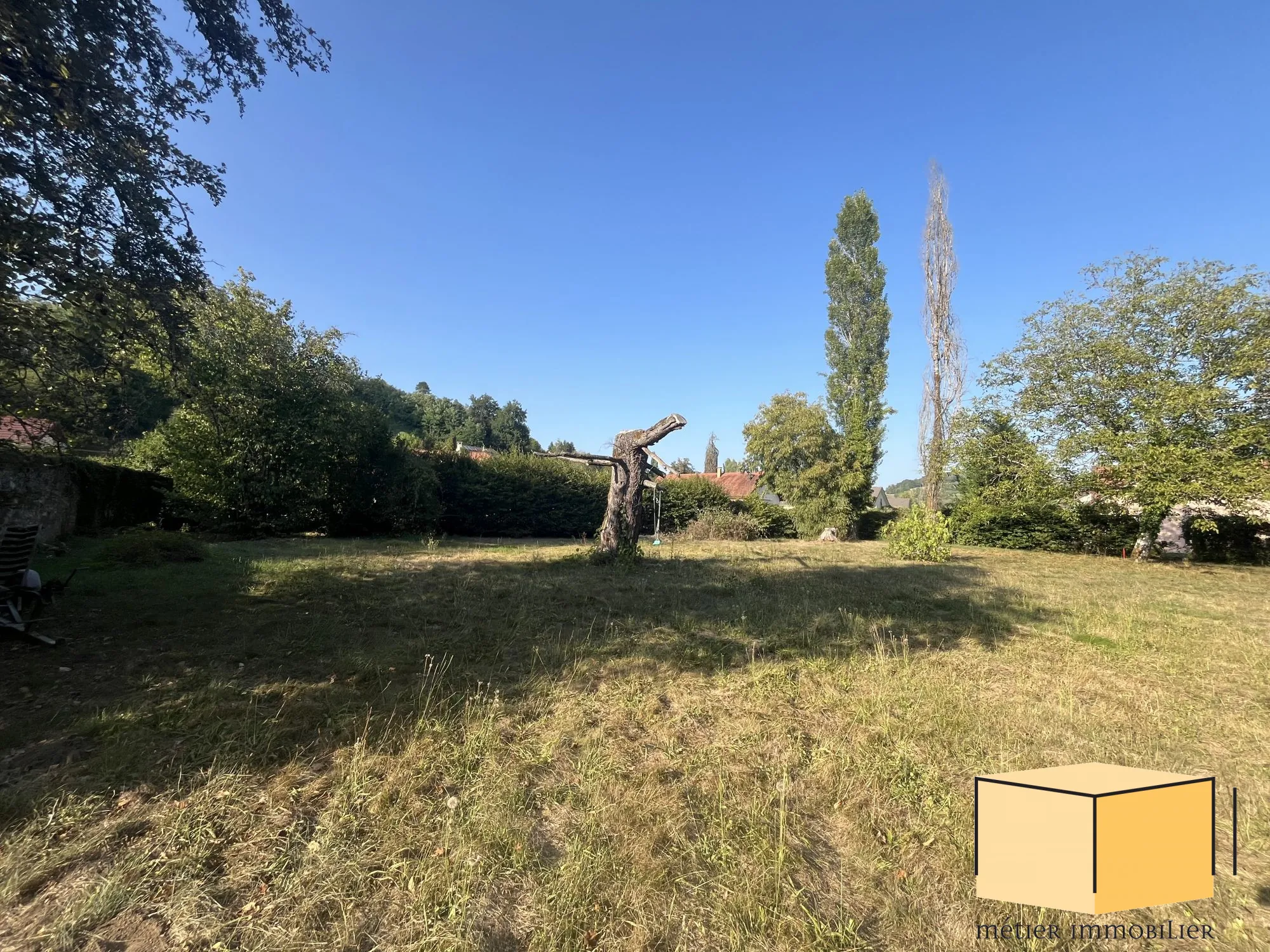 Terrain constructible de 735 m² proche de Belley en pleine nature 