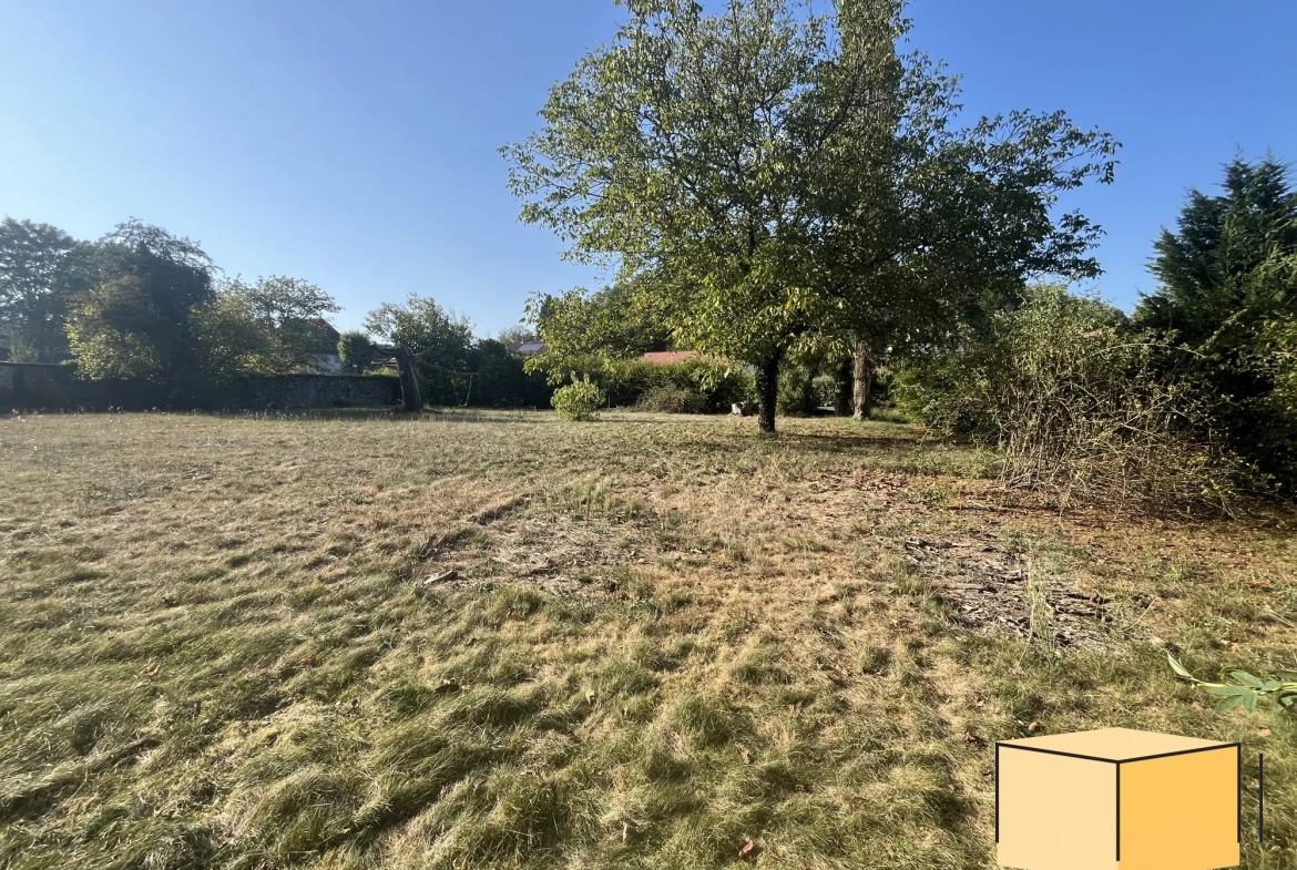 Terrain constructible de 735 m² proche de Belley en pleine nature 