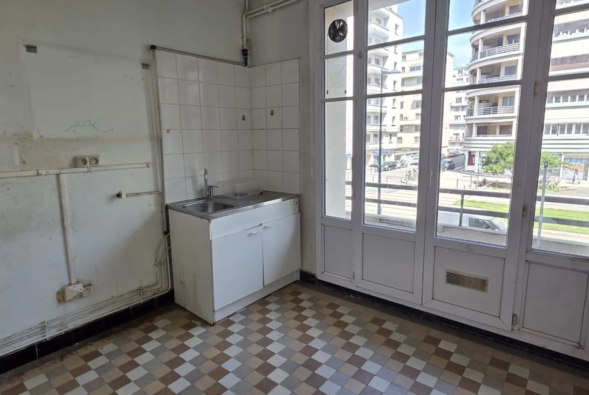 Appartement T1 à vendre à Grenoble centre avec cave, garage et potentiel de rénovation 