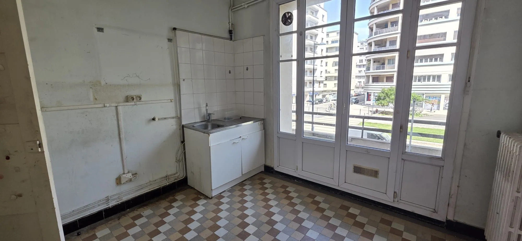Appartement T1 à vendre à Grenoble centre avec cave, garage et potentiel de rénovation 