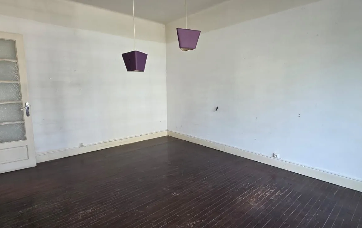 Appartement T1 à vendre à Grenoble centre avec cave, garage et potentiel de rénovation 