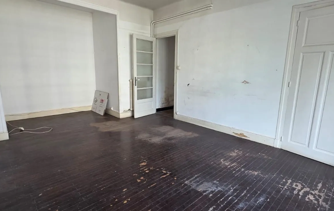 Appartement T1 à vendre à Grenoble centre avec cave, garage et potentiel de rénovation 