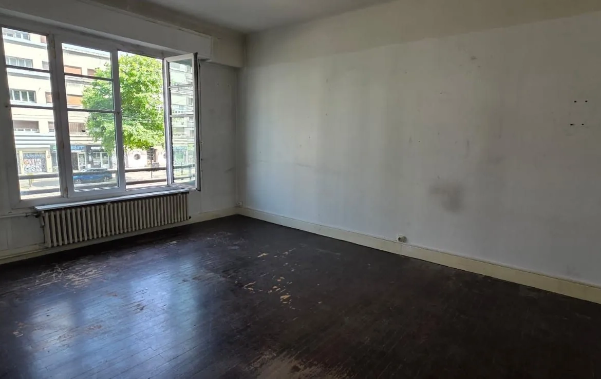 Appartement T1 à vendre à Grenoble centre avec cave, garage et potentiel de rénovation 